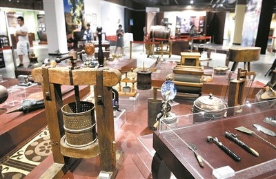 展馆展出不同时代、不同地区所用的煮食用具、容器、餐具等。 展馆展出不同时代、不同地区所用的煮食用具、容器、餐具等。