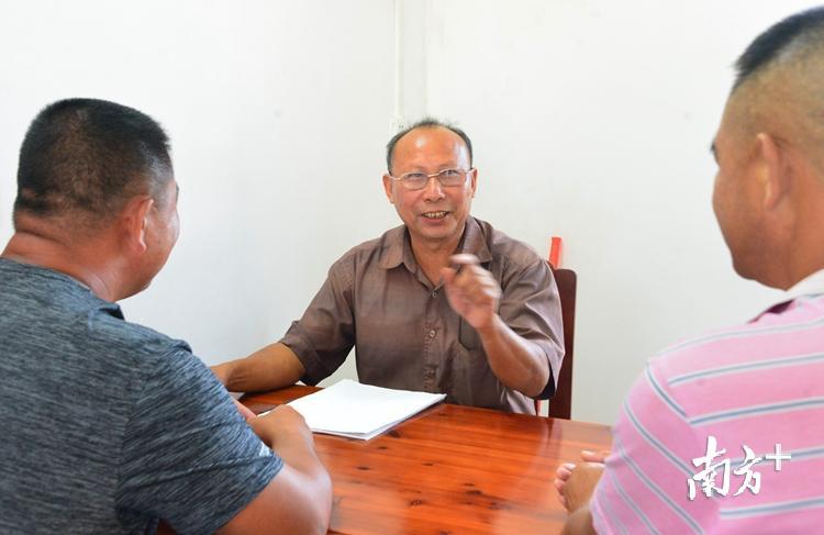 在调解工作中的“玖哥”陆耀玖。记者黄津 摄 在调解工作中的“玖哥”陆耀玖。记者黄津 摄