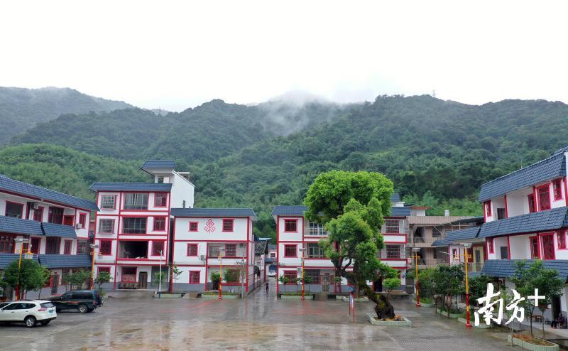 深渡水瑶族风情小镇。邓斌 摄 深渡水瑶族风情小镇。邓斌 摄