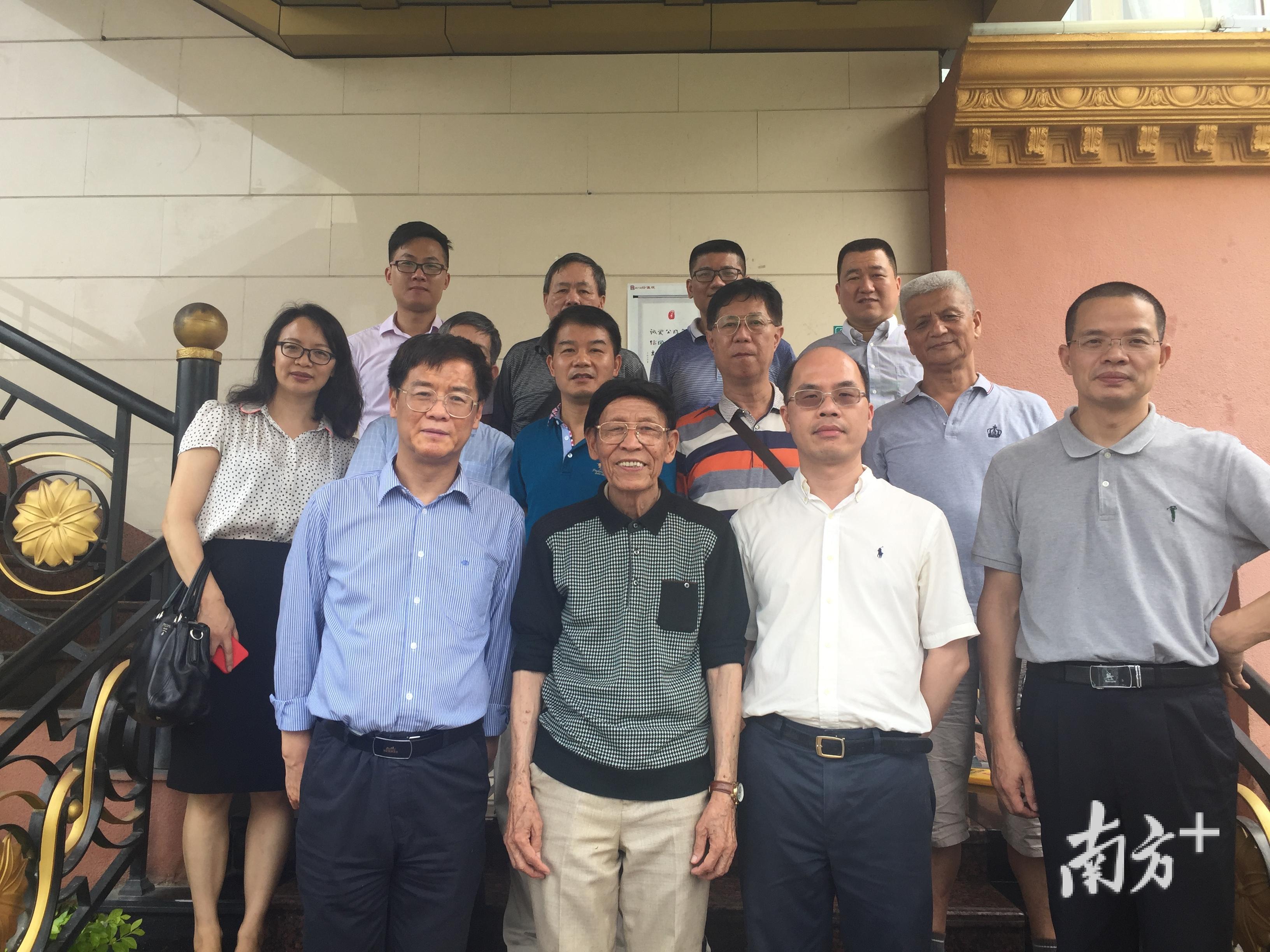 2019年5月东莞举办全国公安邮展期间，邓锡清和莞、广、深邮友合影。（王晓强供图）