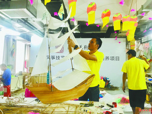 梁治昂正在制作“南海I号”立体风筝。