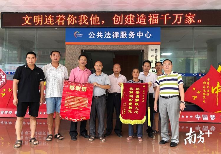 群众送来“玖哥调解暖人心,化解纠纷促稳定”锦旗。 群众送来“玖哥调解暖人心,化解纠纷促稳定”锦旗。