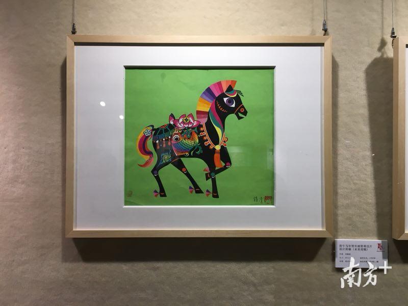2019年5月东莞举办全国公安邮展期间，邓锡清回到家乡，访问了东莞市博物馆。（王晓强供图）