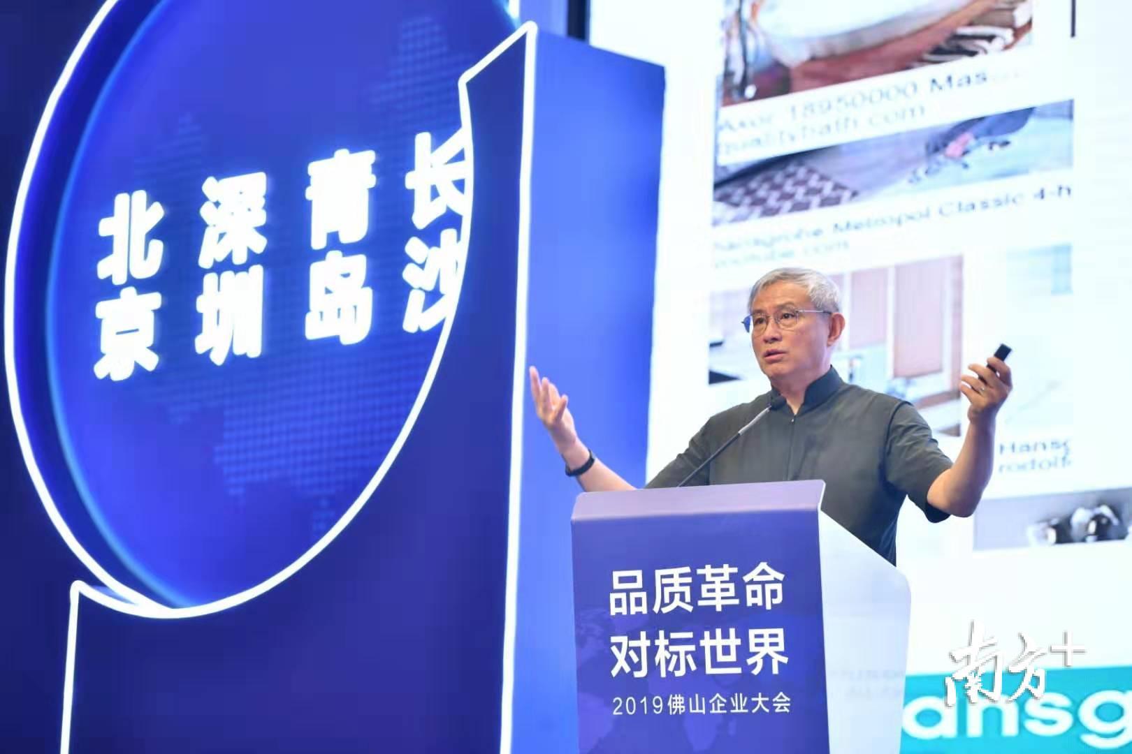 经济学家周其仁现场以《攀登品质高峰》为题发表主旨演讲。
