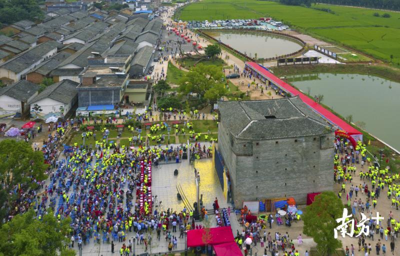 2018年农民丰收节在红梨村举办。邓斌 摄 2018年农民丰收节在红梨村举办。邓斌 摄