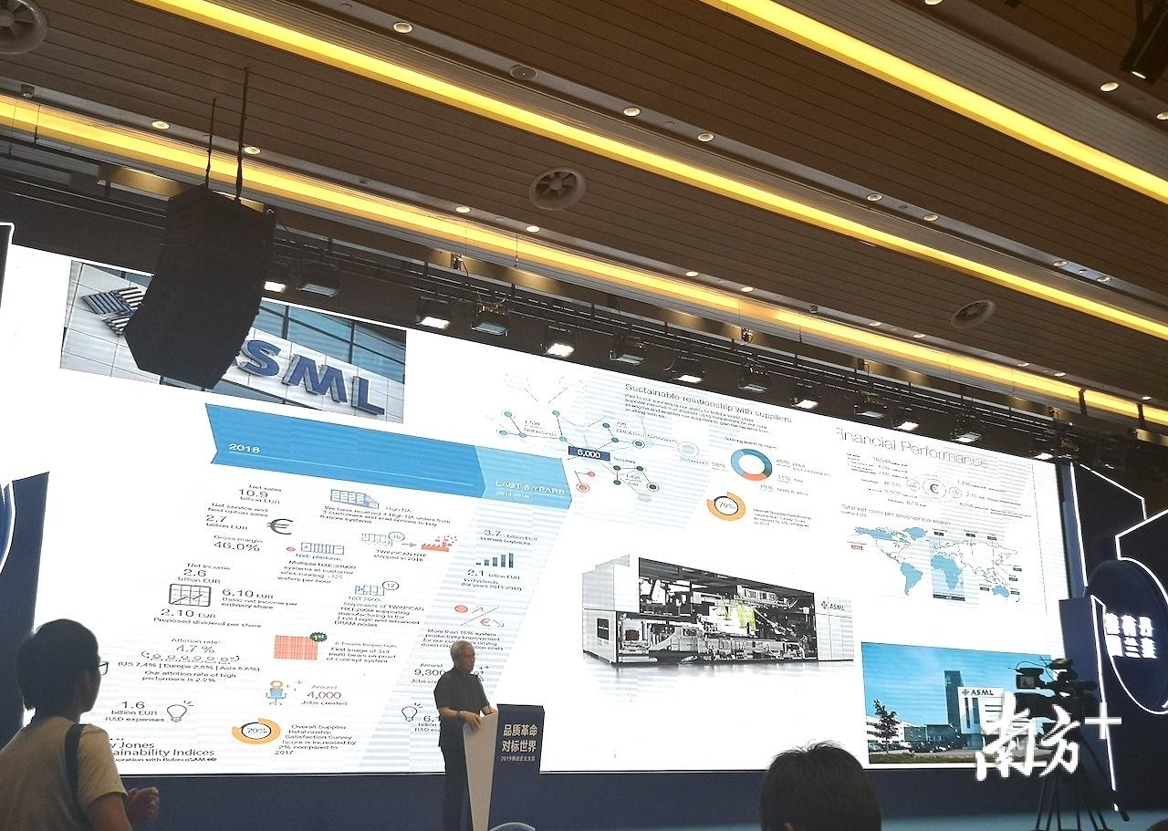 周其仁介绍全球光刻机巨头阿斯麦（ASML）的案例。刘嘉麟 摄