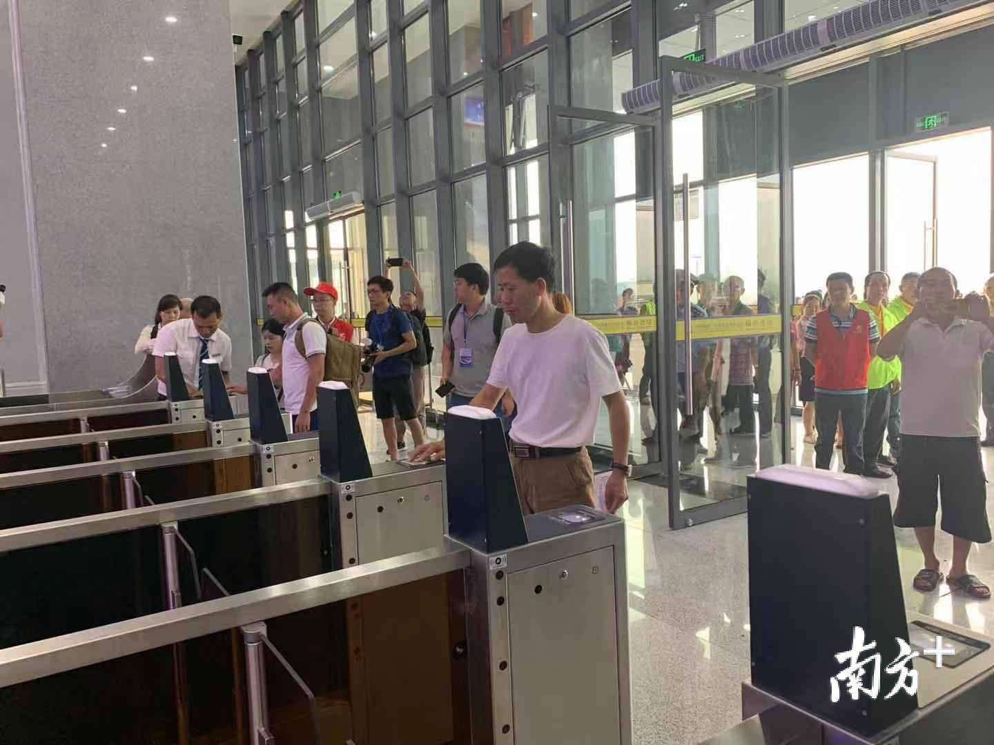 梅州西站迎来的第一批旅客