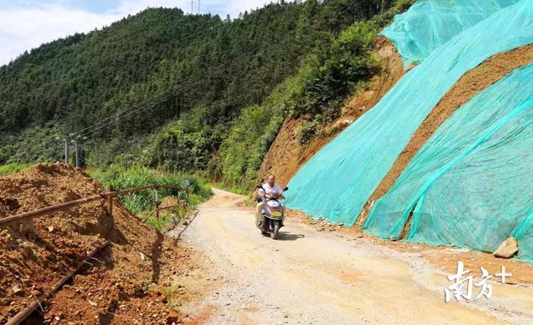 10多年来,陆耀玖骑着摩托车踏遍了壮瑶村寨的山山水水。 10多年来,陆耀玖骑着摩托车踏遍了壮瑶村寨的山山水水。