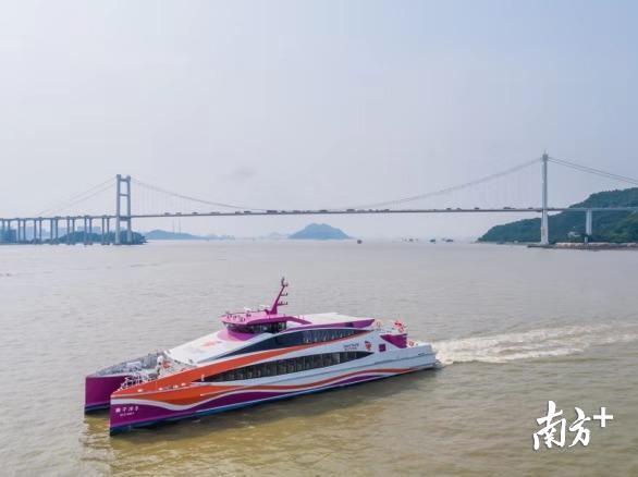 虎门港澳客运码头之前开通的至香港国际机场水上客运航线，客轮正在行驶。
