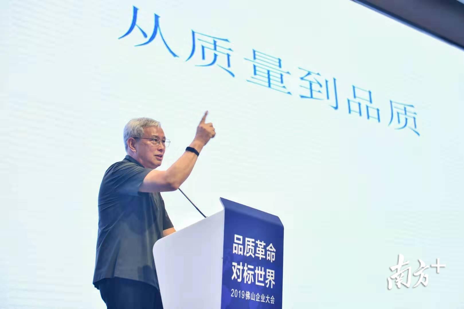 经济学家周其仁现场进行主旨演讲。