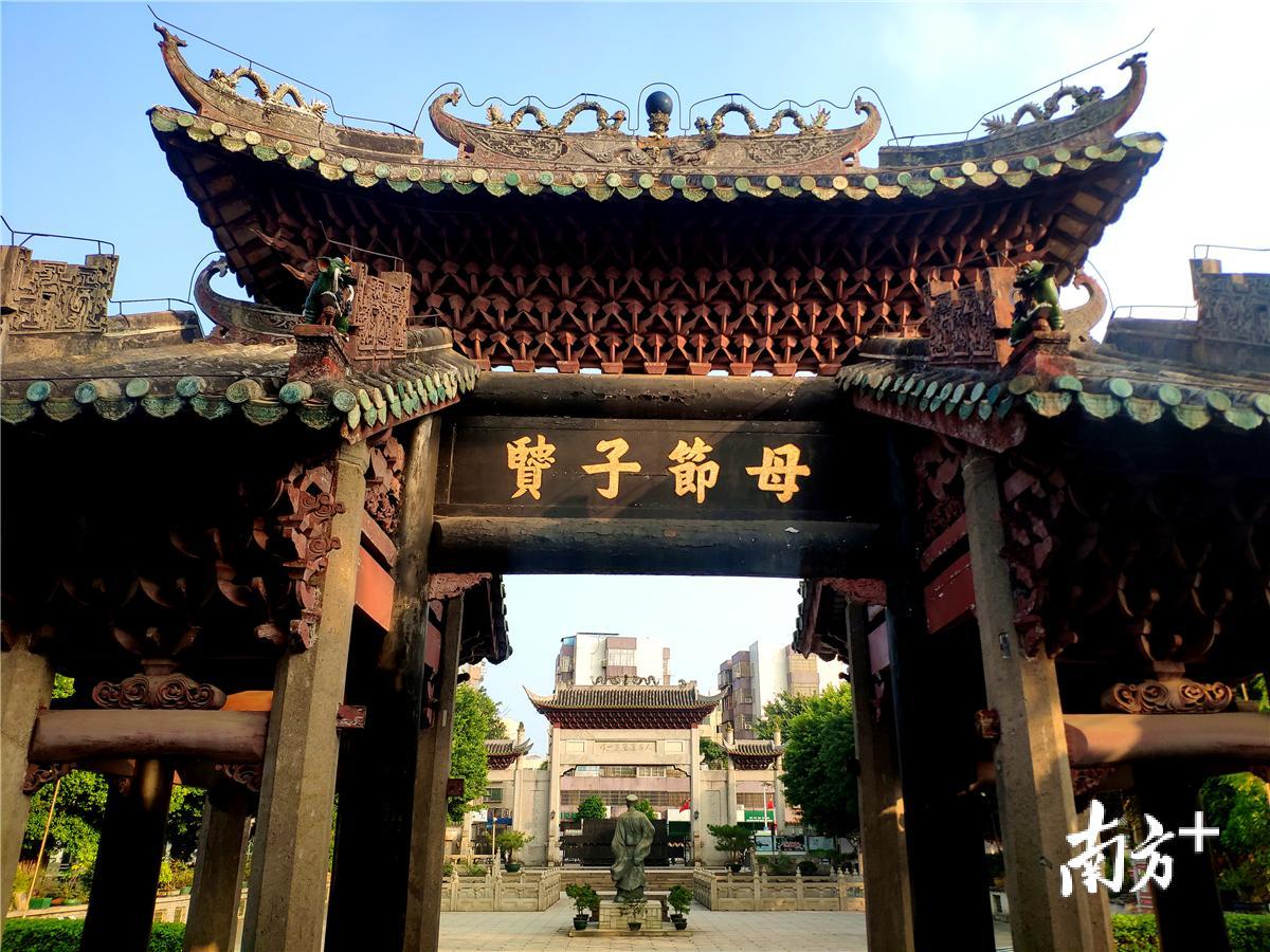 牌楼背面刻有“母節子贒”四字。黄绍侦 摄