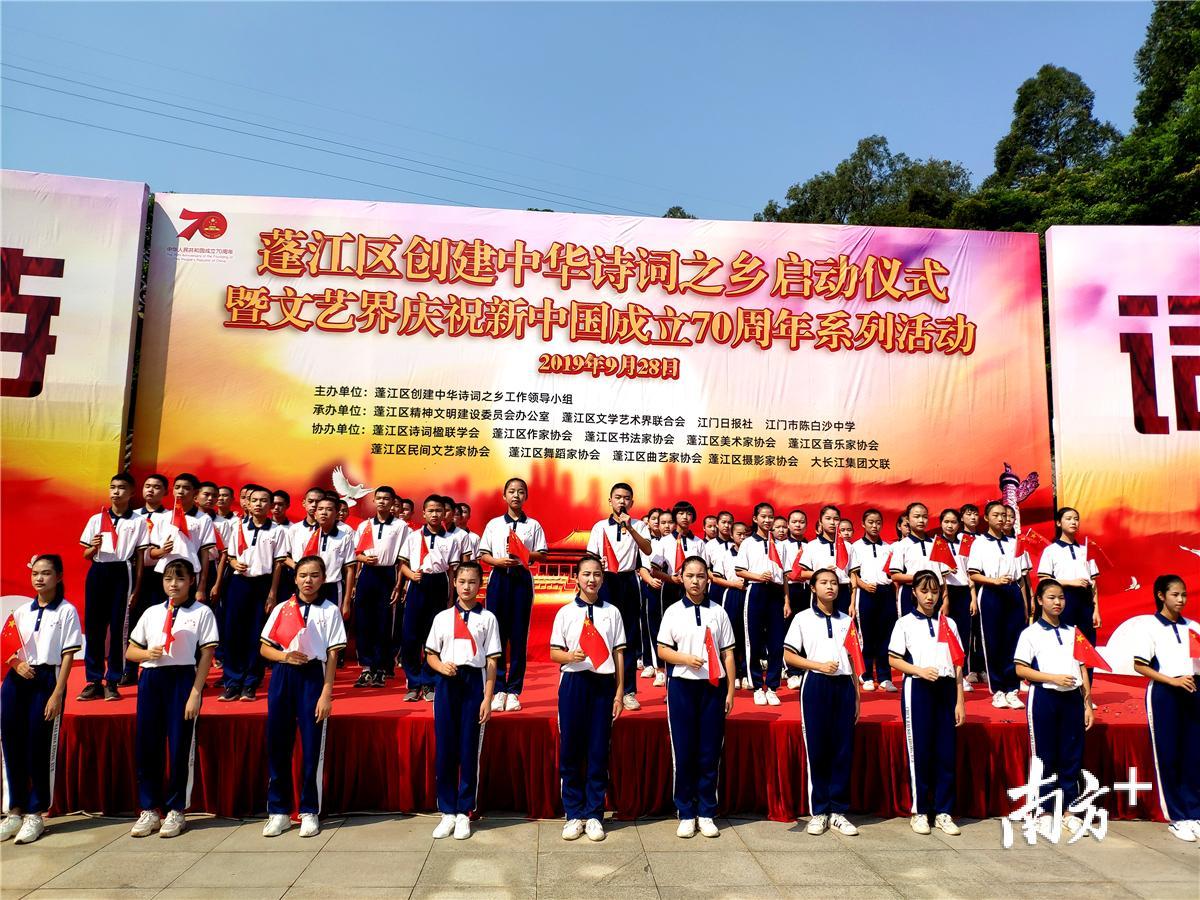 陈白沙中学学子朗诵《戒懒文》。黄绍侦 摄