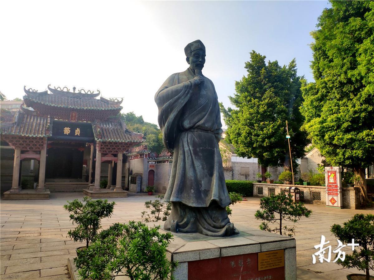 陈白沙铜像尽显一代硕儒的风采。黄绍侦 摄