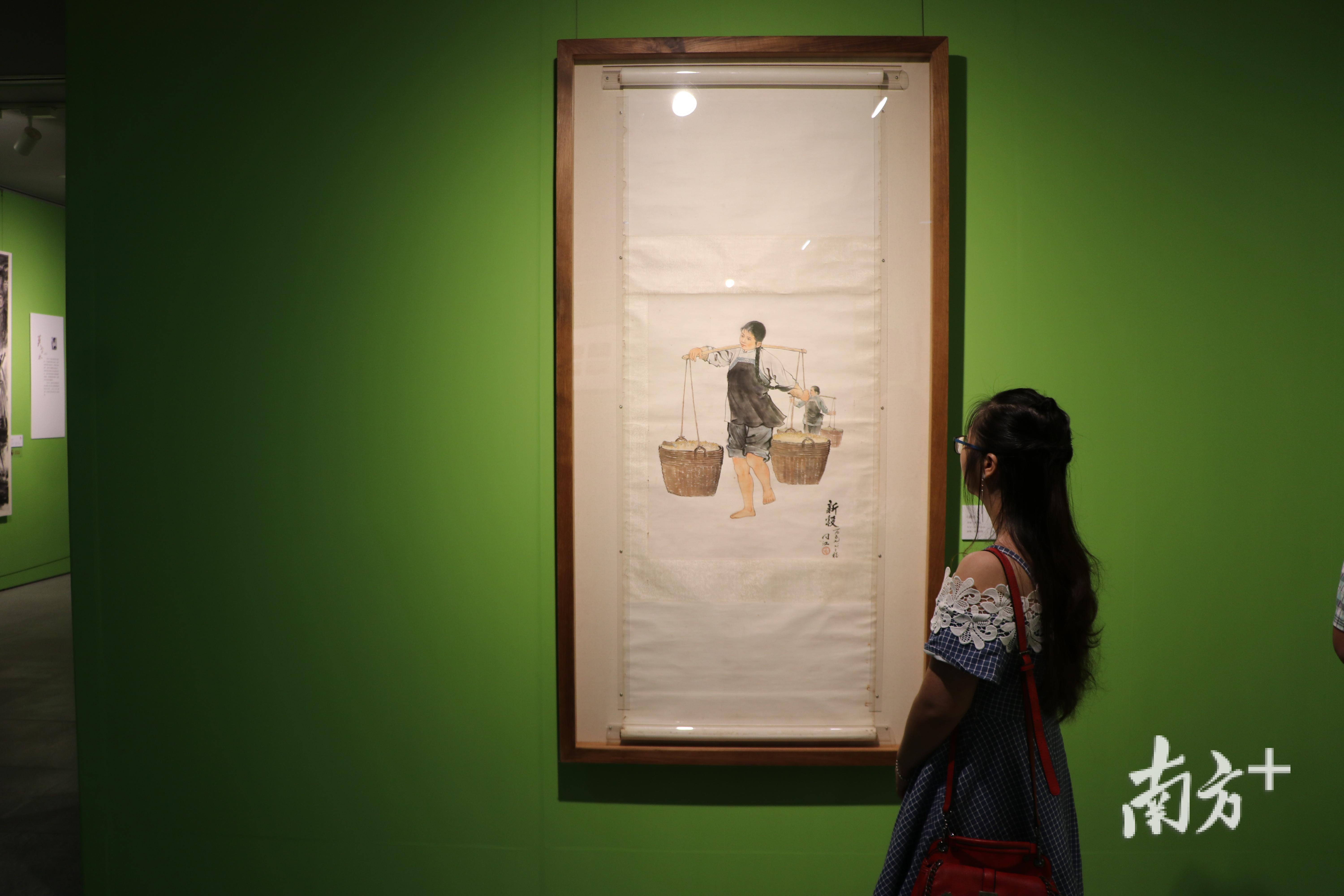 国庆期间，市民前往莞城美术馆看展。（张晓敏摄）