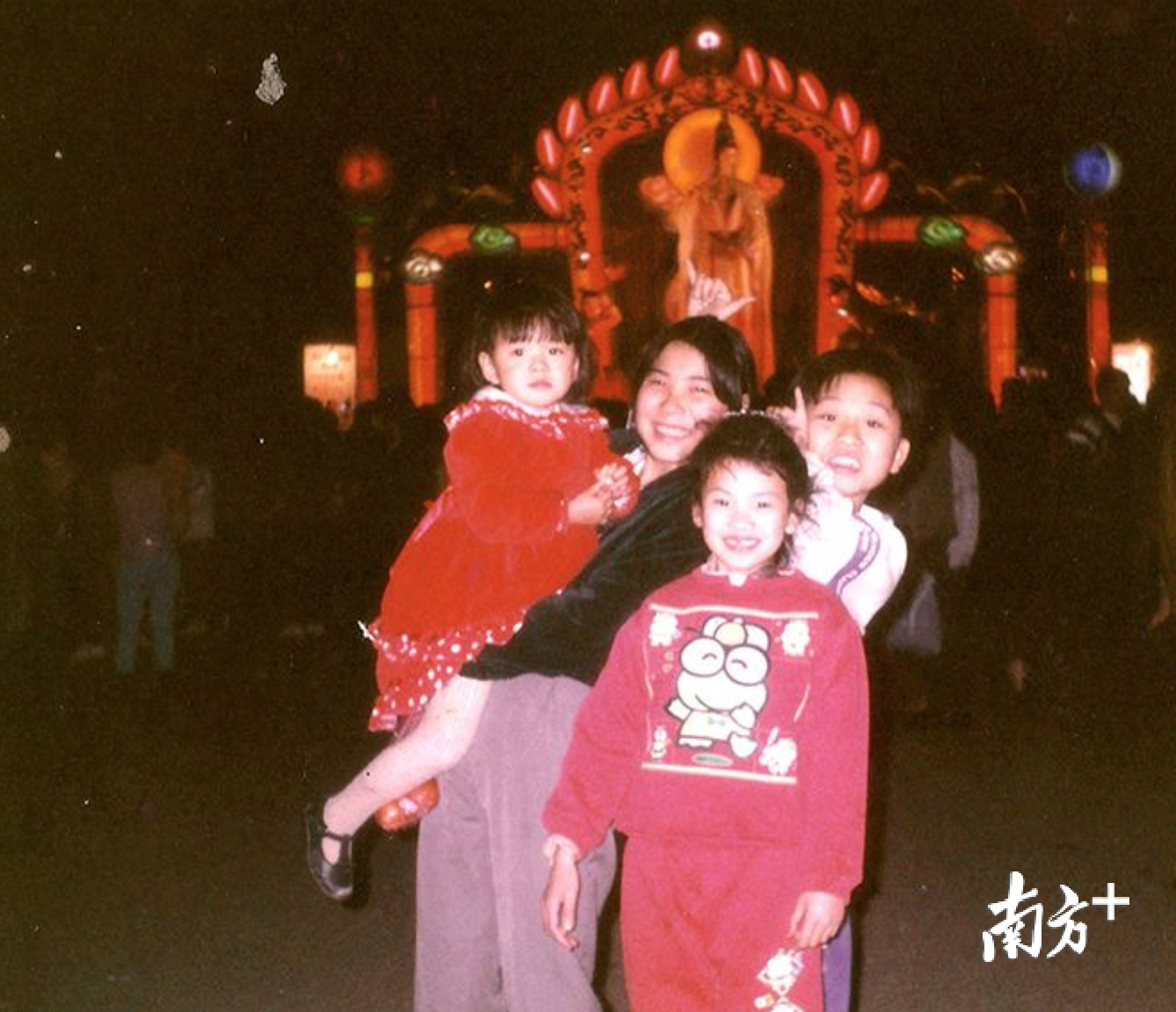 1993年，市民参加越秀公园灯会。