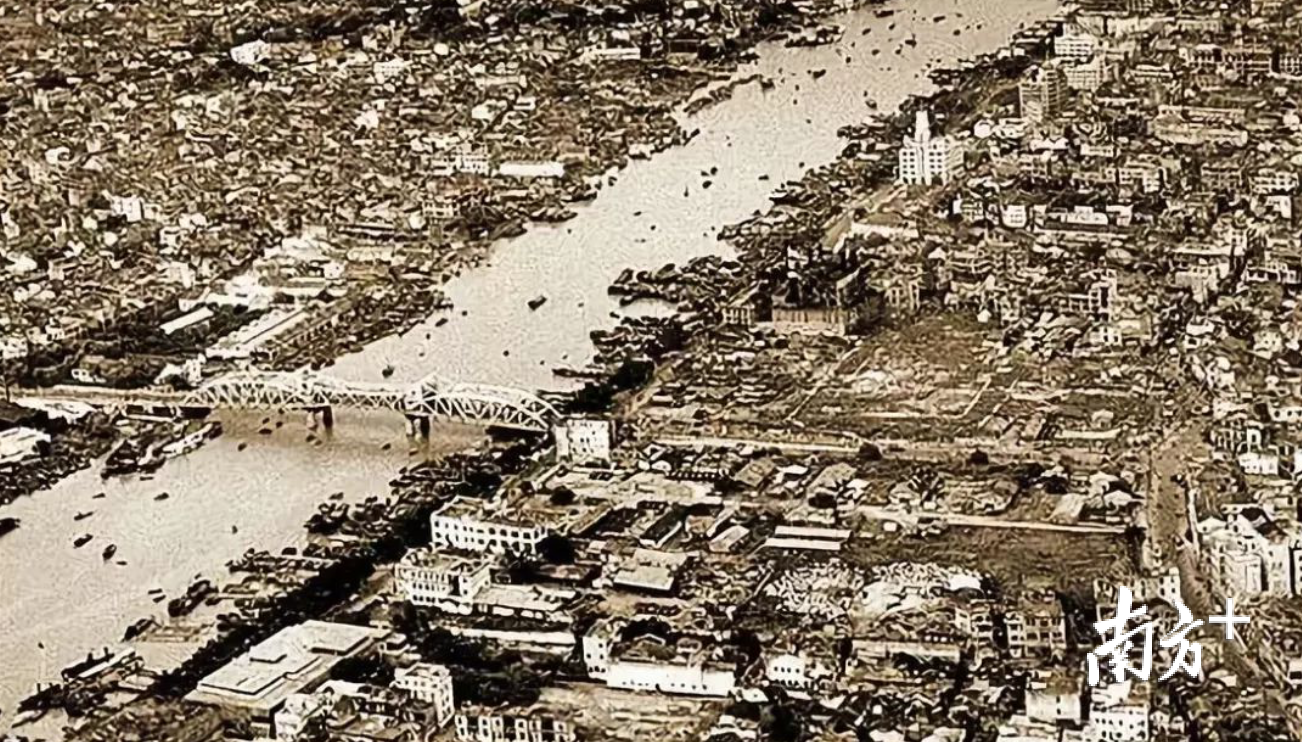 上世纪30年代末遭日军空袭后的海珠桥北岸，后来的海珠广场就建于此。