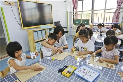 福和幼儿园的老师在耐心地教小朋友学习贴纸绘画。新建的福和幼儿园各项设施完善,受到广大市民的一致好评。河源日报记者 冯晓铭 摄 福和幼儿园的老师在耐心地教小朋友学习贴纸绘画。新建的福和幼儿园各项设施完善,受到广大市民的一致好评。河源日报记者 冯晓铭 摄