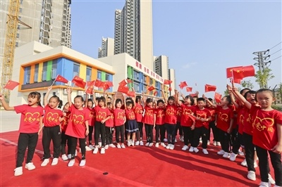 南园幼儿园的小朋友在接受爱国主义教育。河源日报记者 冯晓铭 摄 南园幼儿园的小朋友在接受爱国主义教育。河源日报记者 冯晓铭 摄