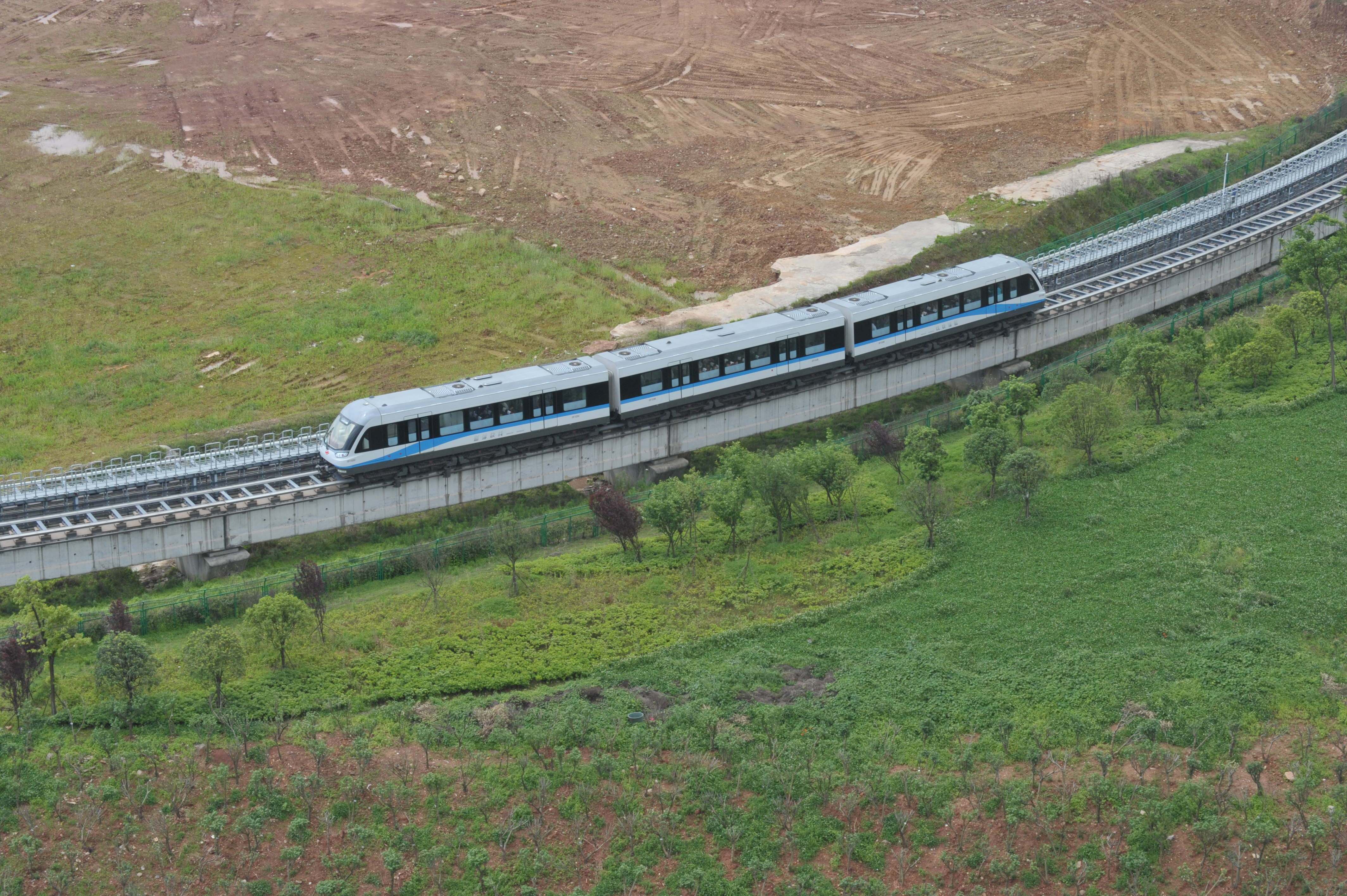 运行中的长沙磁浮快线列车。(来源:新华社) 运行中的长沙磁浮快线列车。(来源:新华社)