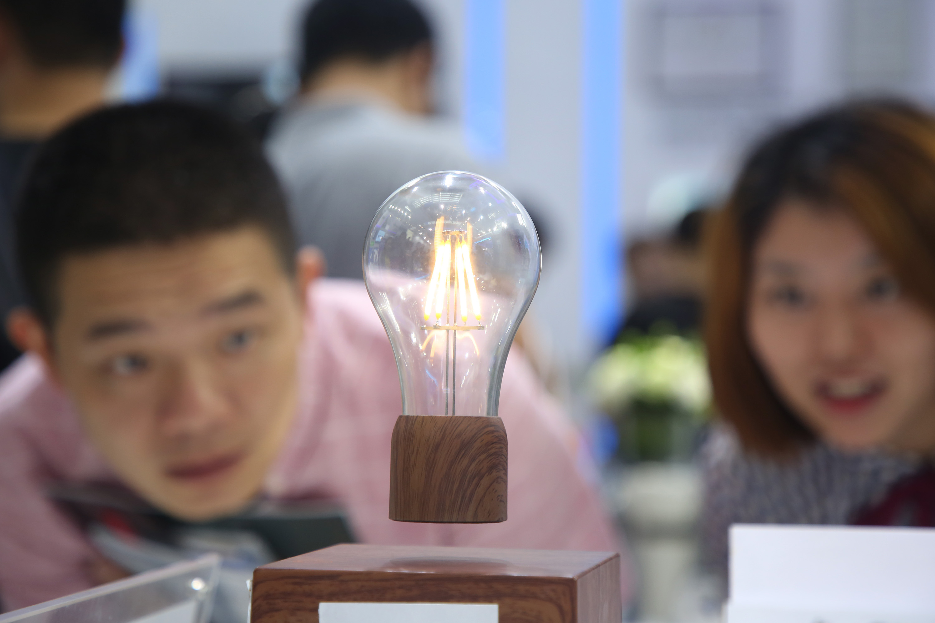 磁悬浮技术展示。南方日报记者 朱洪波 摄 磁悬浮技术展示。南方日报记者 朱洪波 摄