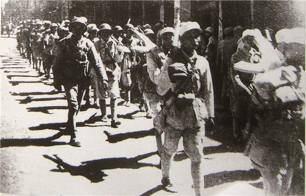 1949年10月16日,两广纵队第二师和粤赣湘边纵独立第二团进抵惠州。图为解放军进入惠州城盛况 1949年10月16日,两广纵队第二师和粤赣湘边纵独立第二团进抵惠州。图为解放军进入惠州城盛况