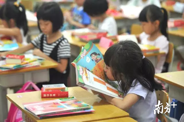 针对非户籍人口随迁子女增多的情况，积极推进城镇住宅区补足配齐学校、幼儿园，增加公办学校学位。资料图片