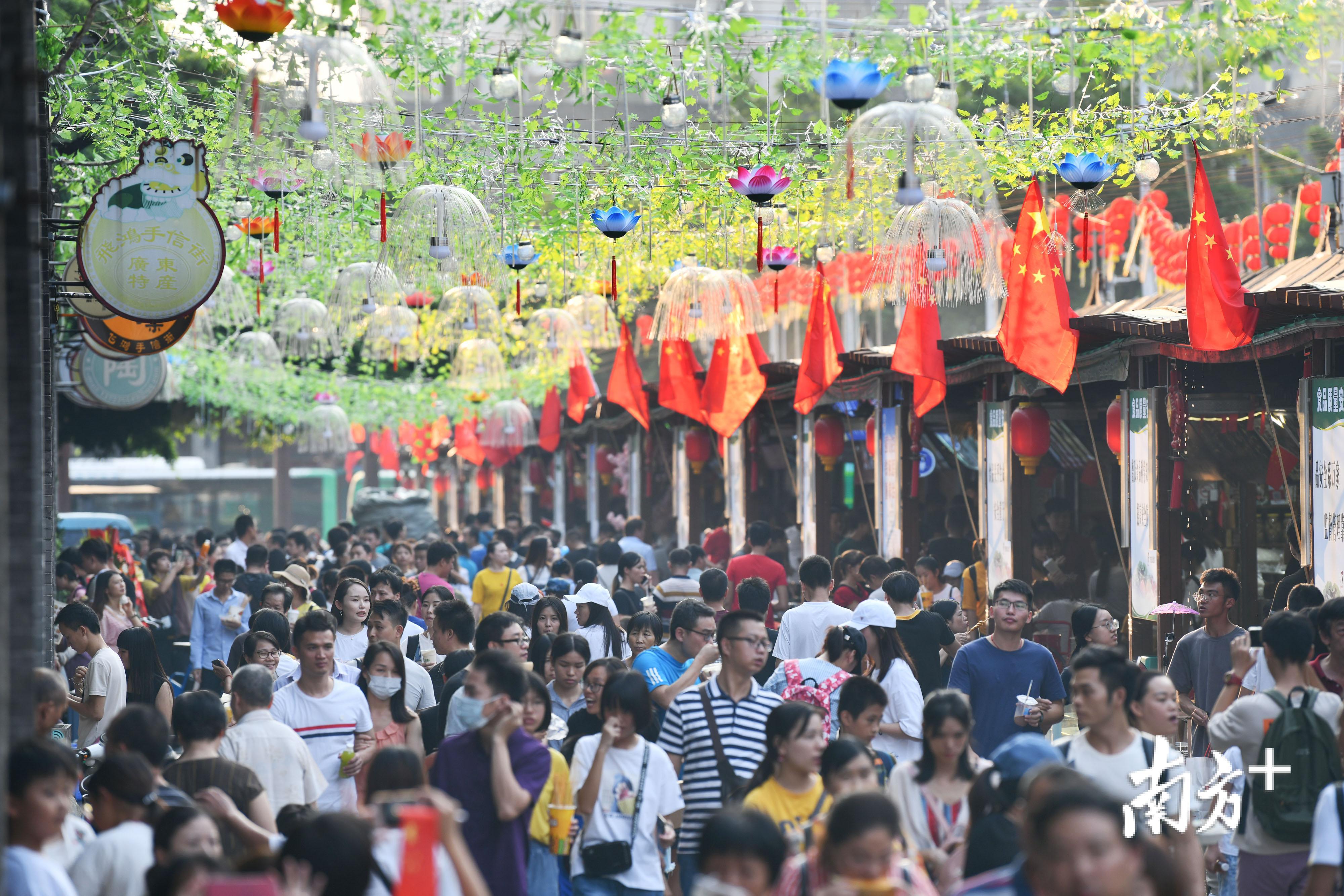 今年国庆期间，佛山祖庙手信街人头攒动。南方日报记者 戴嘉信 摄