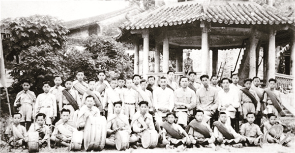 在马安,部分人员在庆祝惠州解放后合影。 在马安,部分人员在庆祝惠州解放后合影。