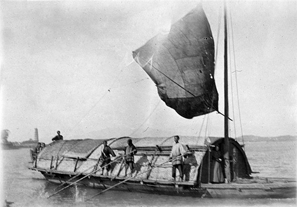 新中国成立之前的惠州东江船夫及江边的文星塔。 新中国成立之前的惠州东江船夫及江边的文星塔。