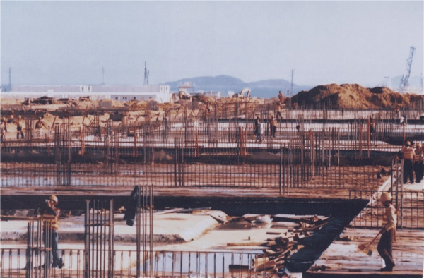 2002年,当年我国最大的中外合资石化项目——中海壳牌南海石化项目在惠州大亚湾开始建设。 2002年,当年我国最大的中外合资石化项目——中海壳牌南海石化项目在惠州大亚湾开始建设。