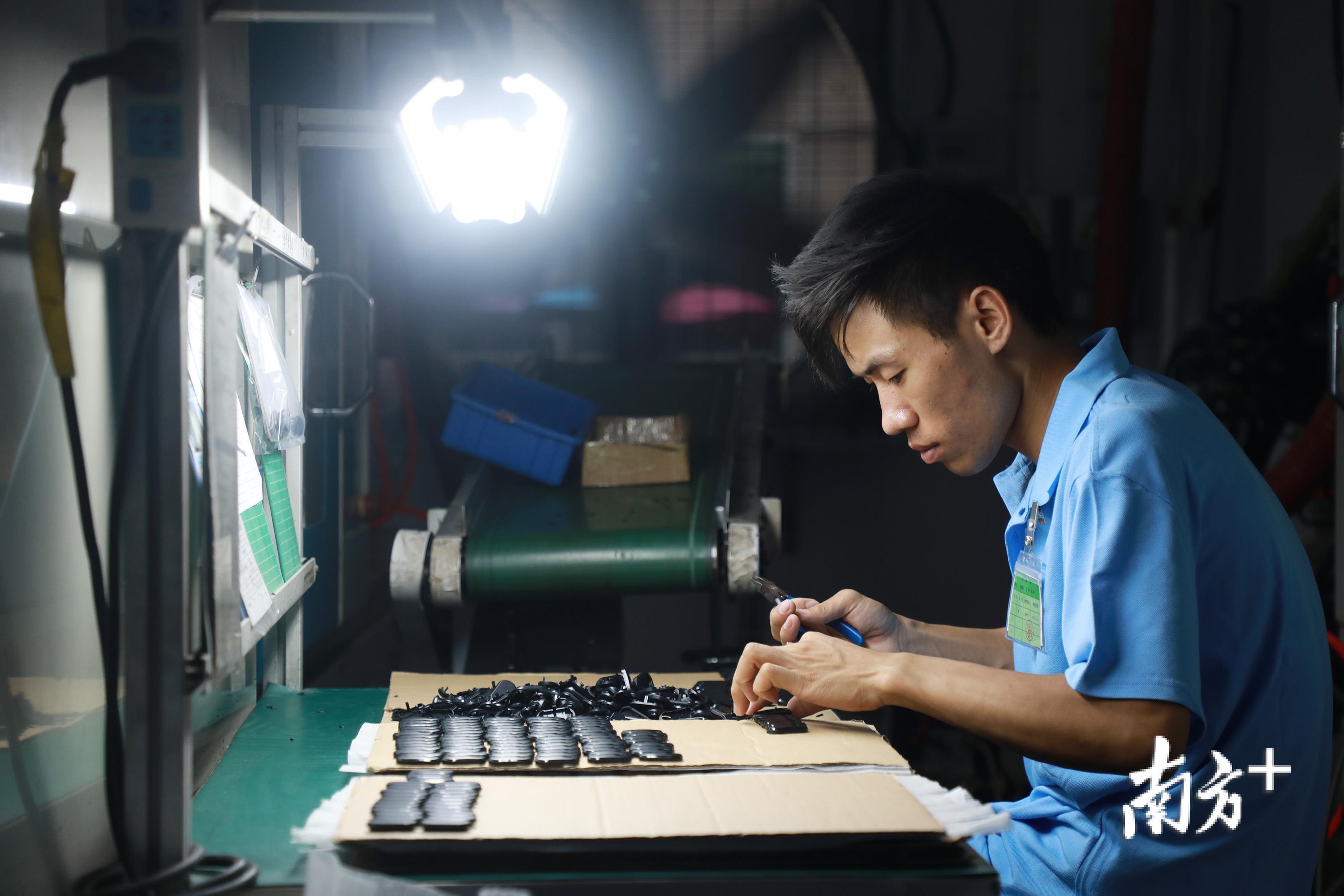 源德盛塑胶电子（深圳）有限公司生产线，工作人员正在组装自拍杆。南方日报记者 朱洪波 摄  