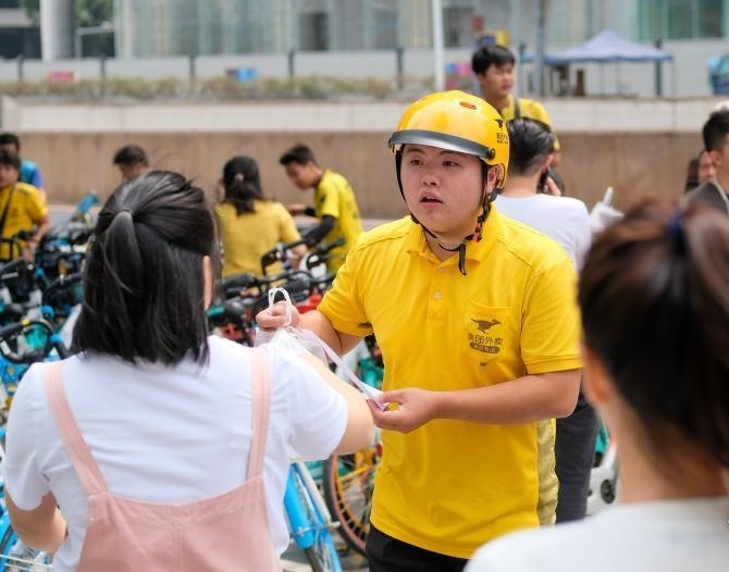 小镇青年宁定坤从快递公司跳槽到外卖行业后，胖了三十多斤  