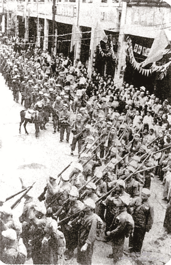 中国人民解放军粤赣湘边纵一支队伍开进惠州城。 中国人民解放军粤赣湘边纵一支队伍开进惠州城。