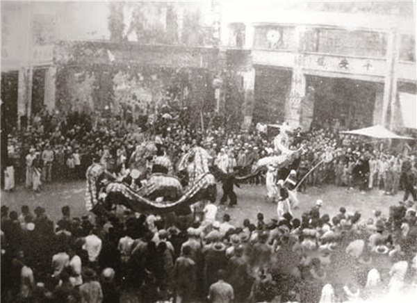 1949年10月,惠州水东街,市民欢庆惠州解放。 1949年10月,惠州水东街,市民欢庆惠州解放。