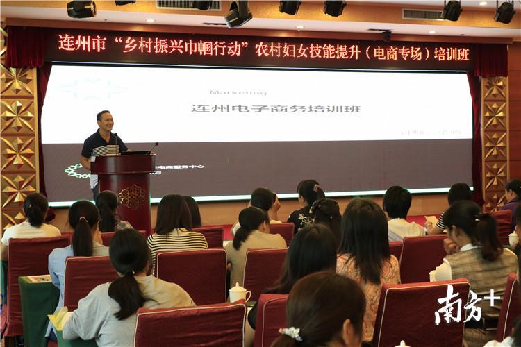 电商运营主讲师梁勉为学员讲解电商知识。 段灿摄