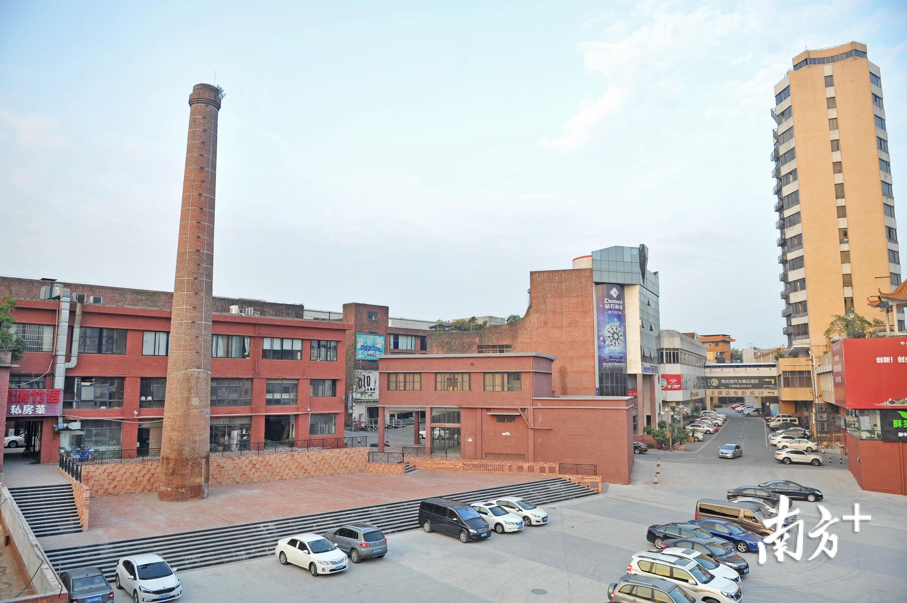 南风古灶和石湾古镇文创园两个园区内拥有400多家企业，成为中国陶谷内面积最大、企业数最多的园区。图为石湾古镇文创园。戴嘉信 摄