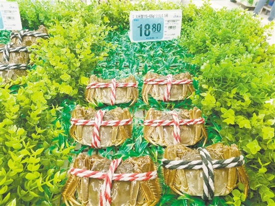 今年的大闸蟹价格与去年同期相比有所下滑。