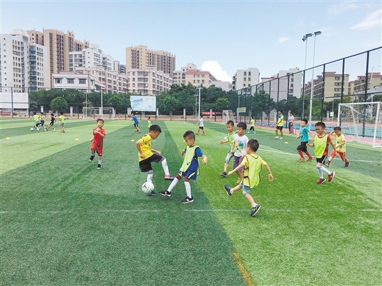 举办丰富多彩的体育活动。 