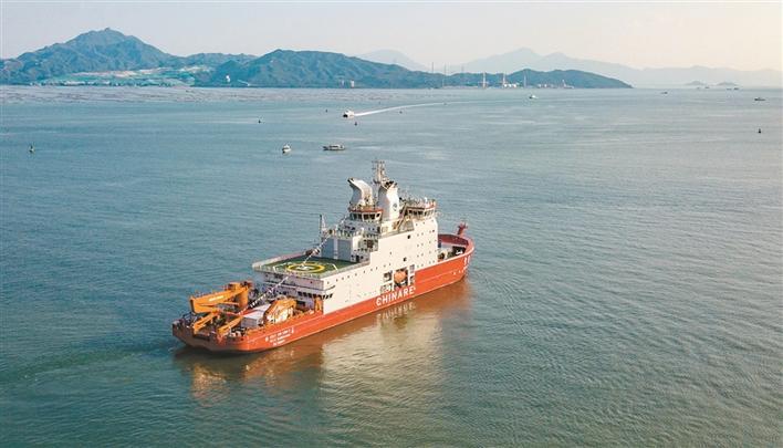 昨日下午，我国首艘自主建造的极地科学考察破冰船——“雪龙2”号鸣笛起锚，从深圳启航前往南极执行科考任务。深圳特区报记者 何龙 任宪平 摄