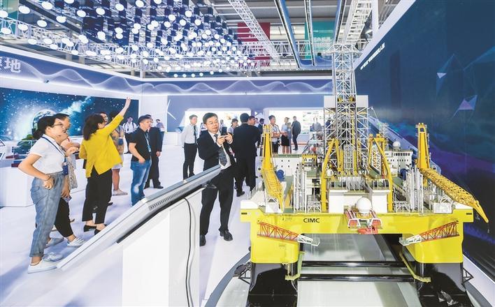 蓝鲸1号钻井平台模型。 深圳特区报记者 刘羽洁 摄