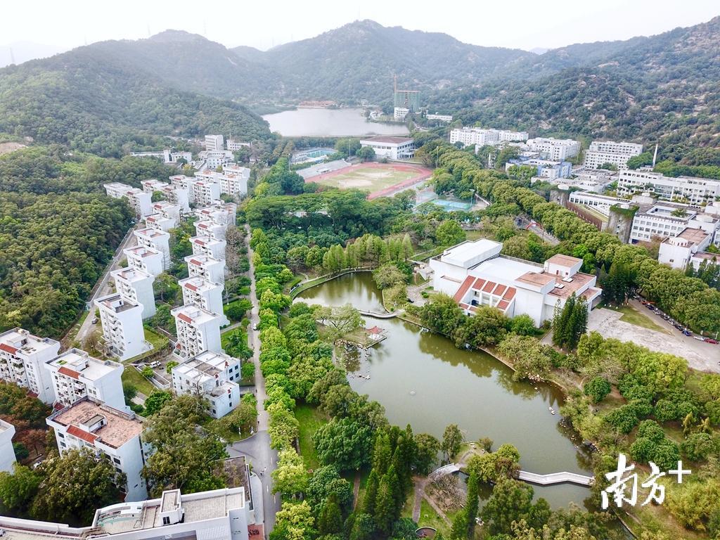 位处汕头市西部的汕头大学,放眼望去遍地绿色。 位处汕头市西部的汕头大学,放眼望去遍地绿色。