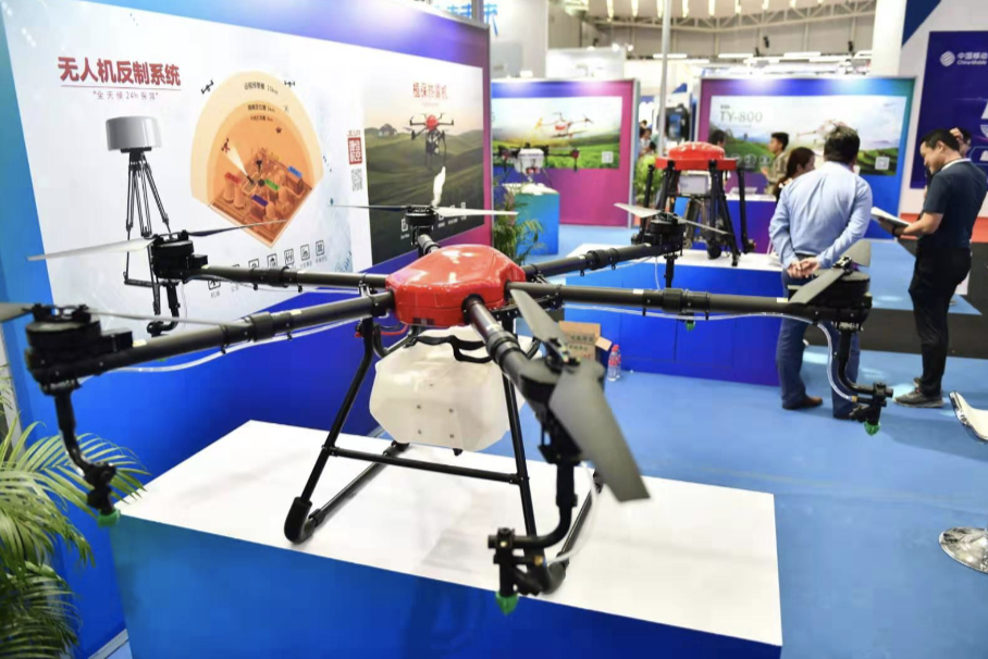 在深圳市无人机行业协会展位上，摆放了多种多型号多功能的无人机。