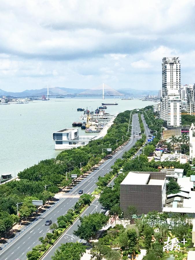 与汕头内海湾相邻的海滨路,大面积绿化与内海形成一道独特的风景线。 与汕头内海湾相邻的海滨路,大面积绿化与内海形成一道独特的风景线。