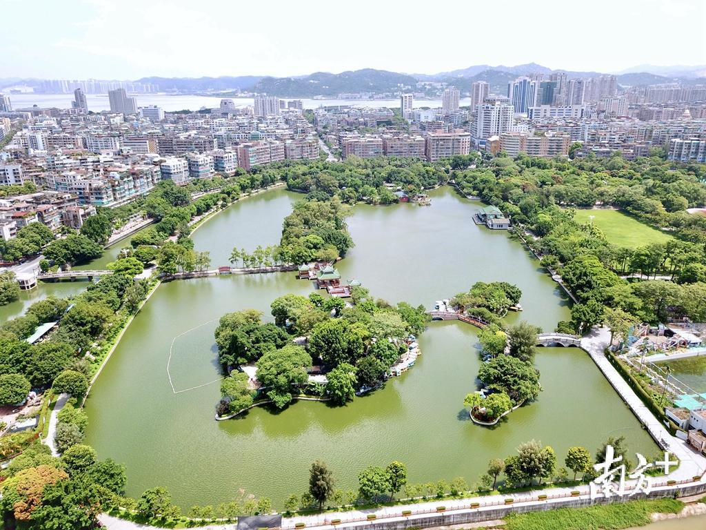 位于汕头市区的中山公园,犹如城市中的一片绿洲。 位于汕头市区的中山公园,犹如城市中的一片绿洲。