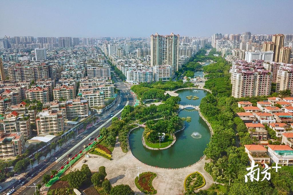 由排洪沟改造升级而来的汕头星湖公园，贯穿多个大型住宅小区。