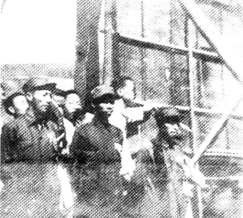 时任中共东莞县委书记卢焕光（右一）、县长杨培（右二）、副县长袁卫民（右三）在庆祝大会主席台上。