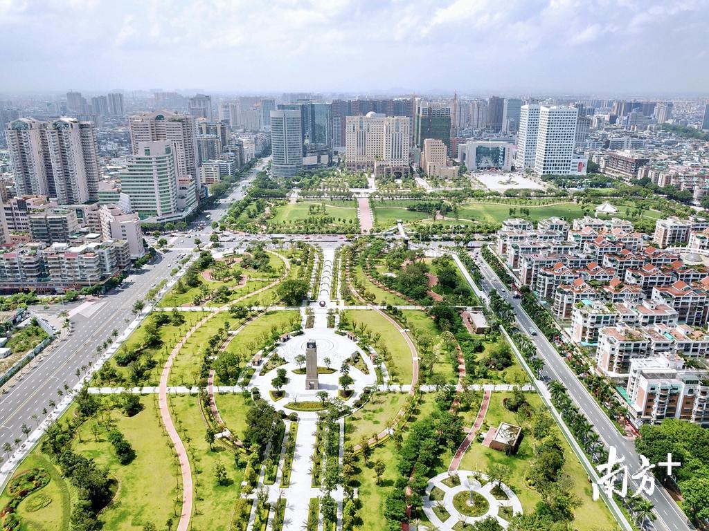 近年来，汕头中心城区见缝插绿，不断增加公园广场面积。