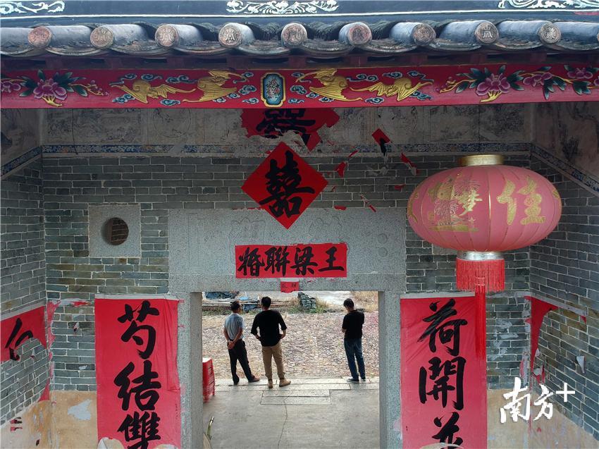 村里的年轻人结婚都会回来鹤湖围里摆酒庆祝。