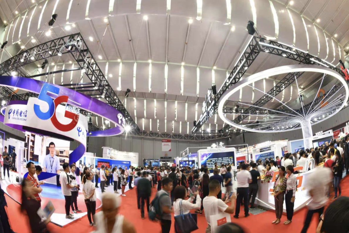 在当天的博览会现场，各种新技术、新场景令人目不暇接。