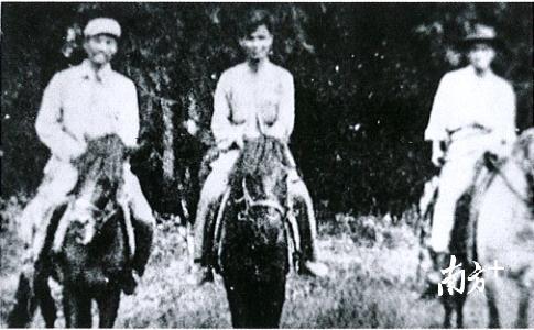 1949年10月16日四会解放，南下野战军四十二师副政治兼政治部主任郭庆基(左一)与四会独立大队大队长陈德(中)、副大队长谢剑影(右一)并马进四会城。